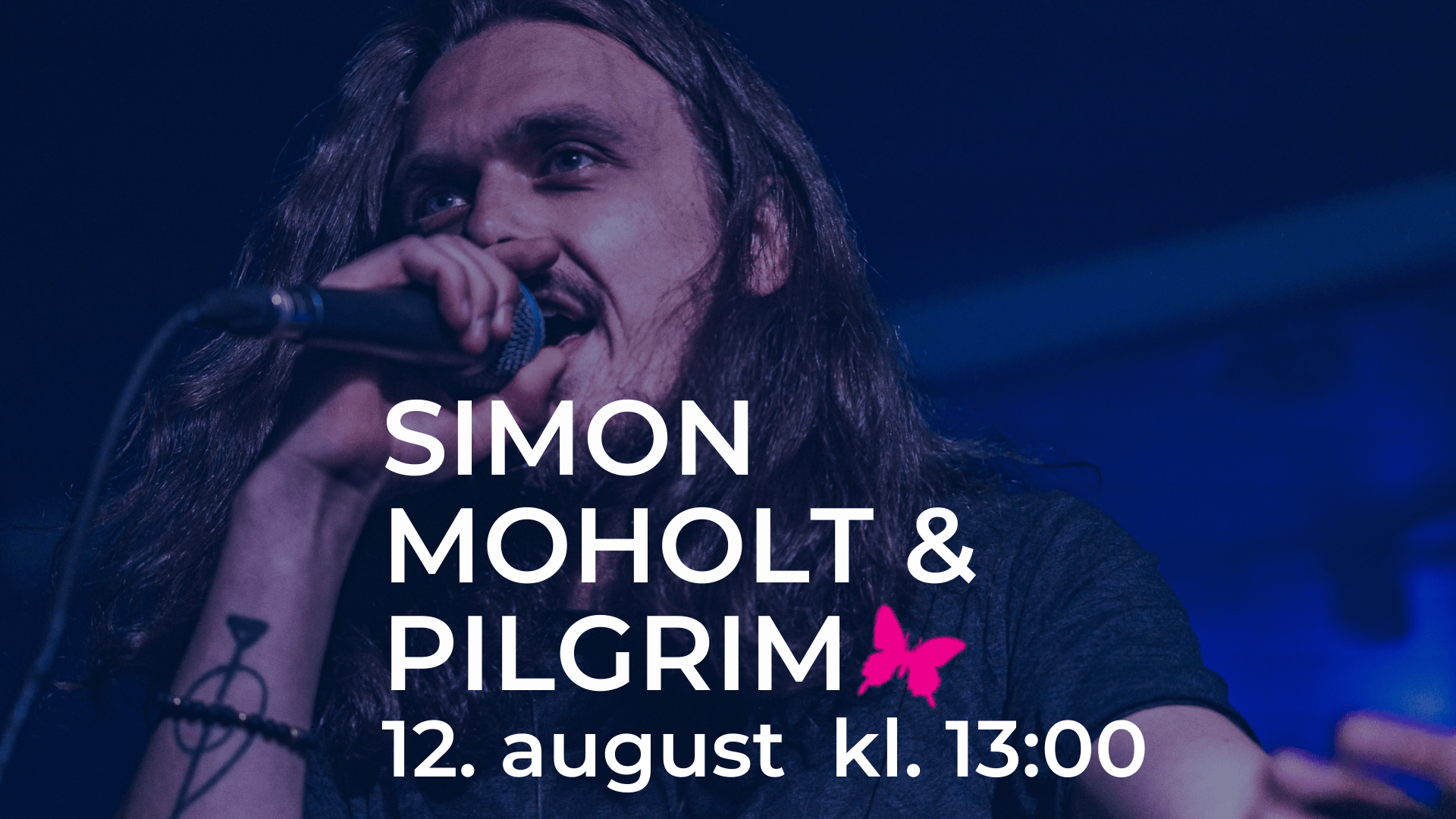 Simon Moholt & Pilgrim på scenen, synger i mikrofon