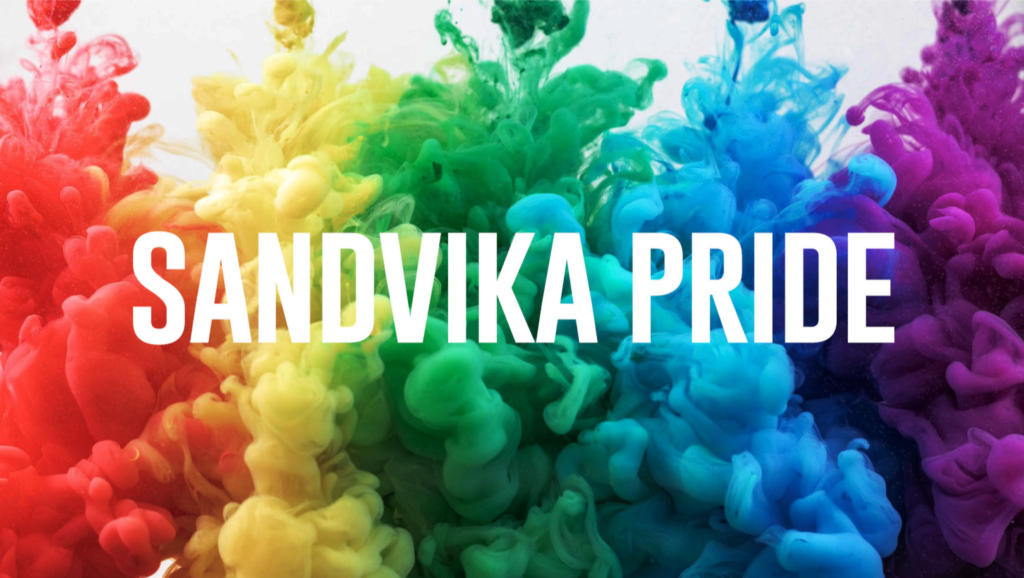 Sandvika Pride tekst med farget røyk i regnbuefarger i bakgrunnen